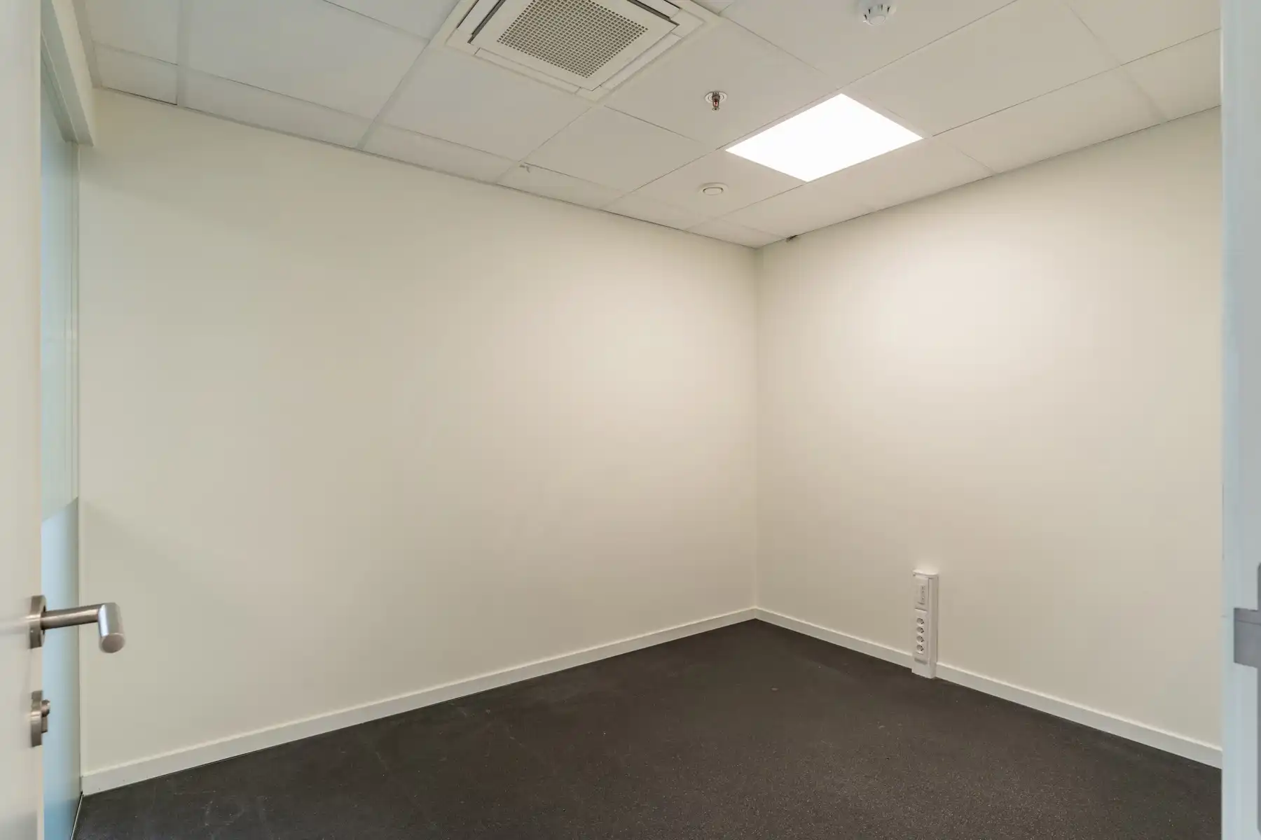 Instapklare kantoorruimte te huur in Radisson Toren foto 11