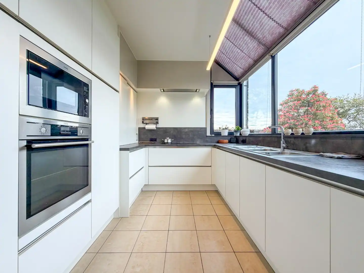 Villa op groot perceel met open zicht: 4 slaapkamers, 2 badkamers, grote tuin, topper te Torhout! foto 12