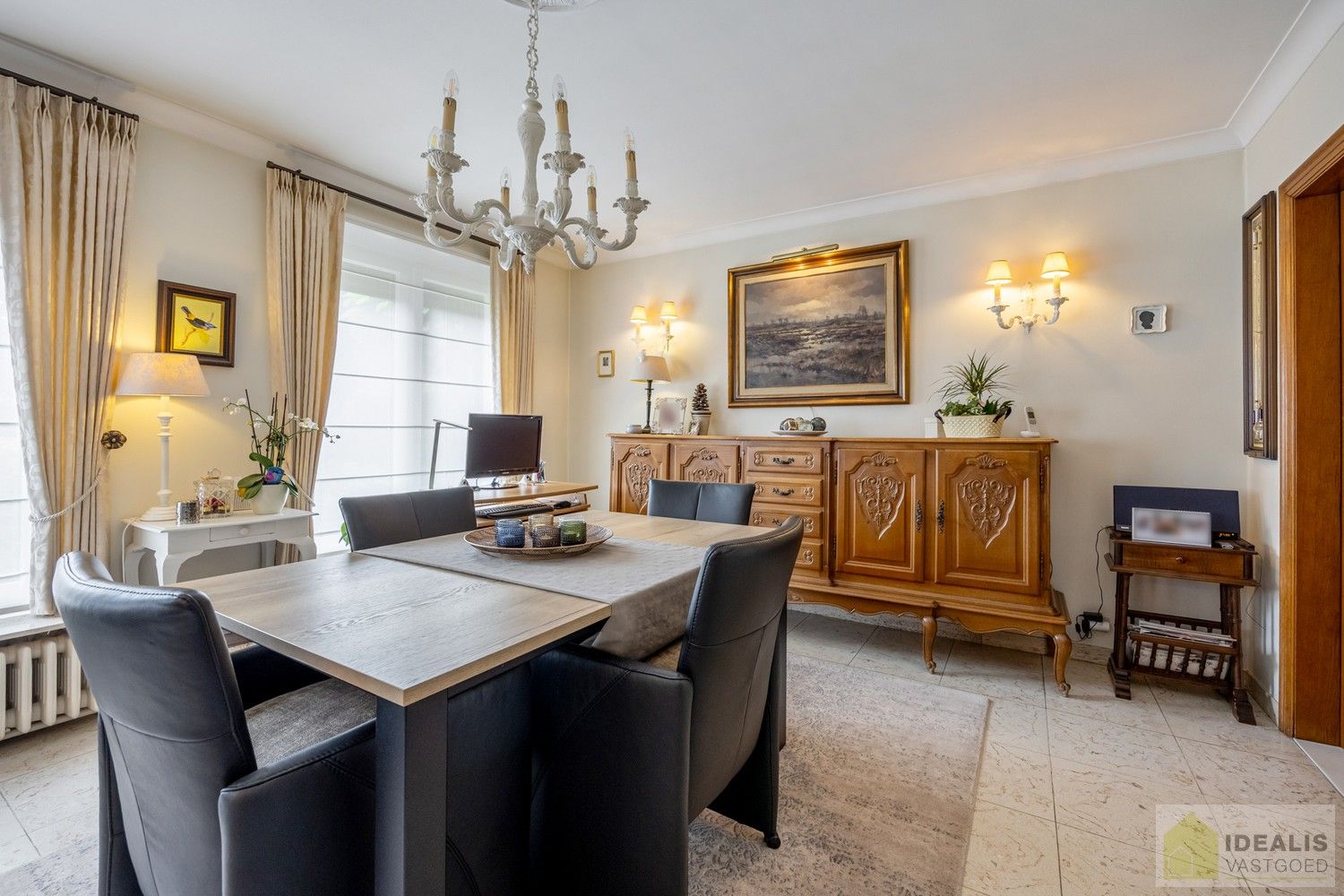 Aangename karakterwoning op fijne locatie te Pelt. Deze woning omvat maar liefst +-124m² netto bewoonbare oppervlakte op een perceel van 7a 36ca met een ruime woonkamer, 3 slaapkamers, badkamer, wasplaats en eventueel af te werken zolder vlakbij de dorpskern van Pelt! Uiterst geschikt voor kandidaten op zoek naar een betaalbare doch instapklare woning. foto 5