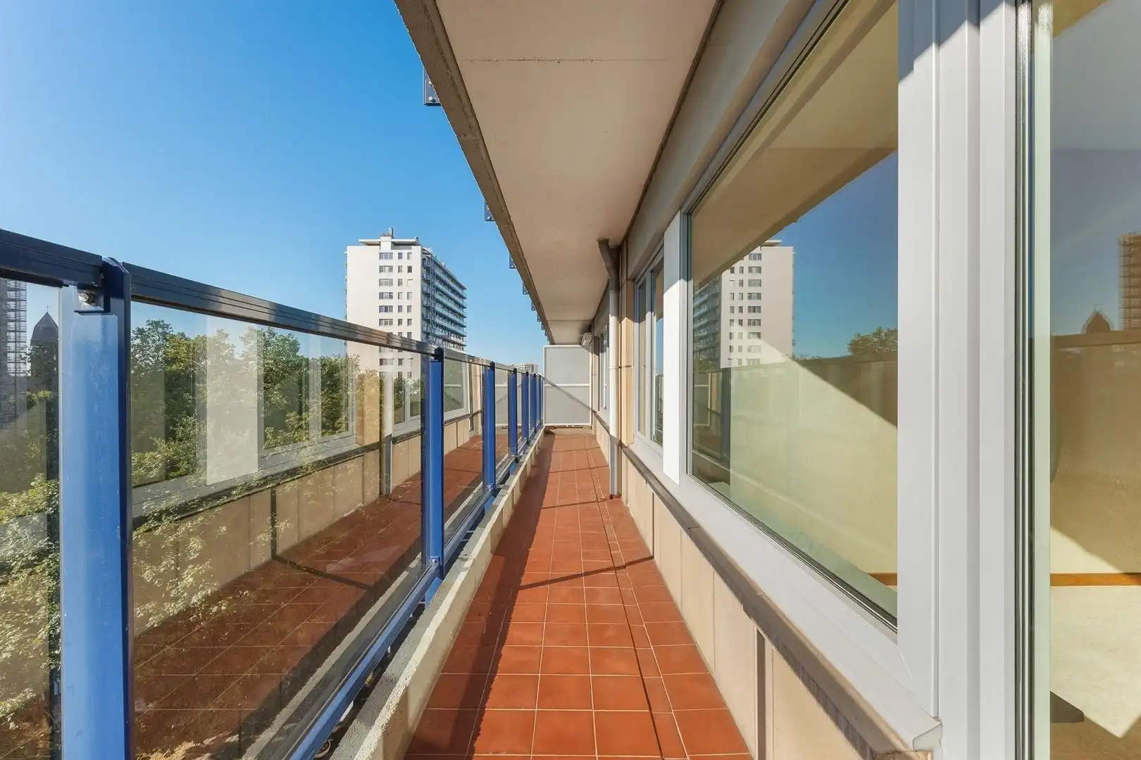 Lichtrijk appartement met panoramisch uitzicht, groot terras en parking foto 14