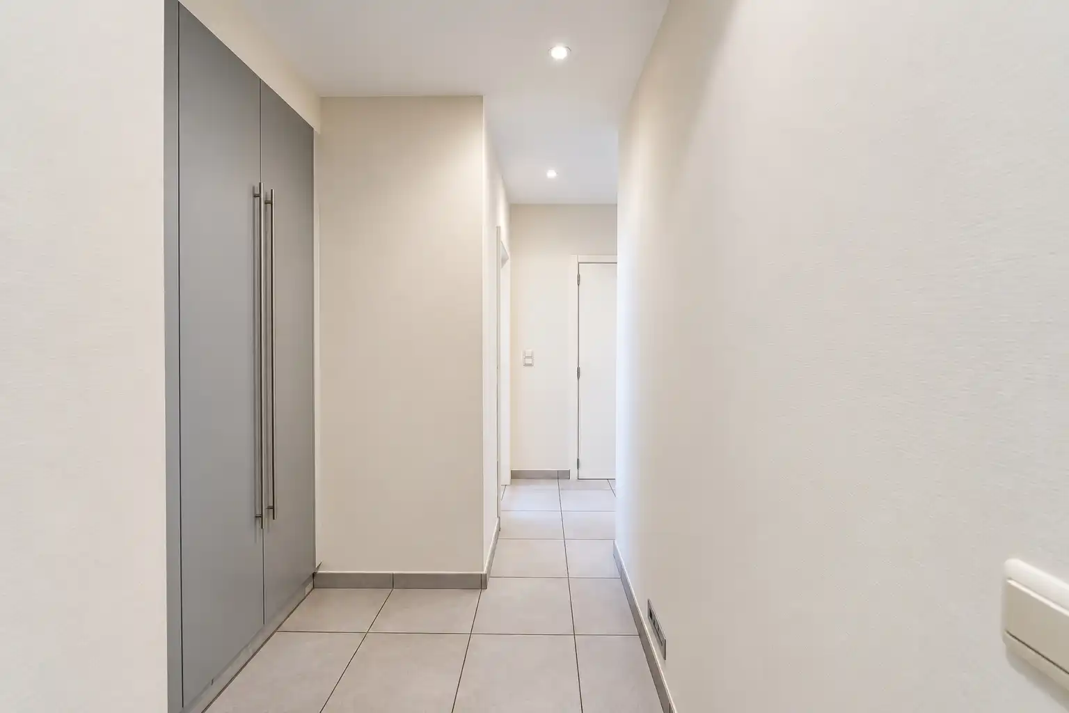 Ruim appartement met 2 slaapkamers, zonnig terras en parkeerplaats foto 4