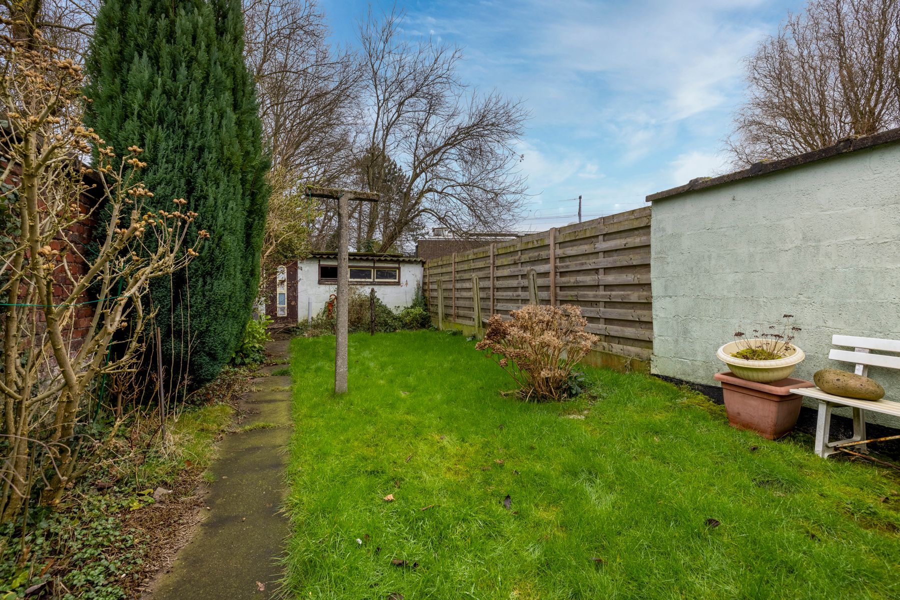 Te renoveren woning met tuin en 4 slaapkamers op toplocatie! foto 2