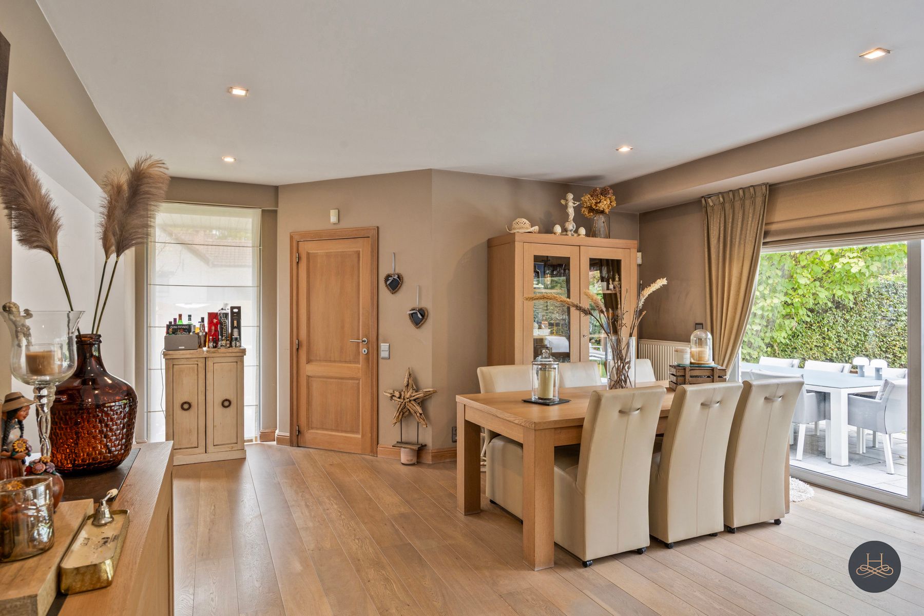 Ruime gezinswoning met zwembad in groene, rustige omgeving foto 17