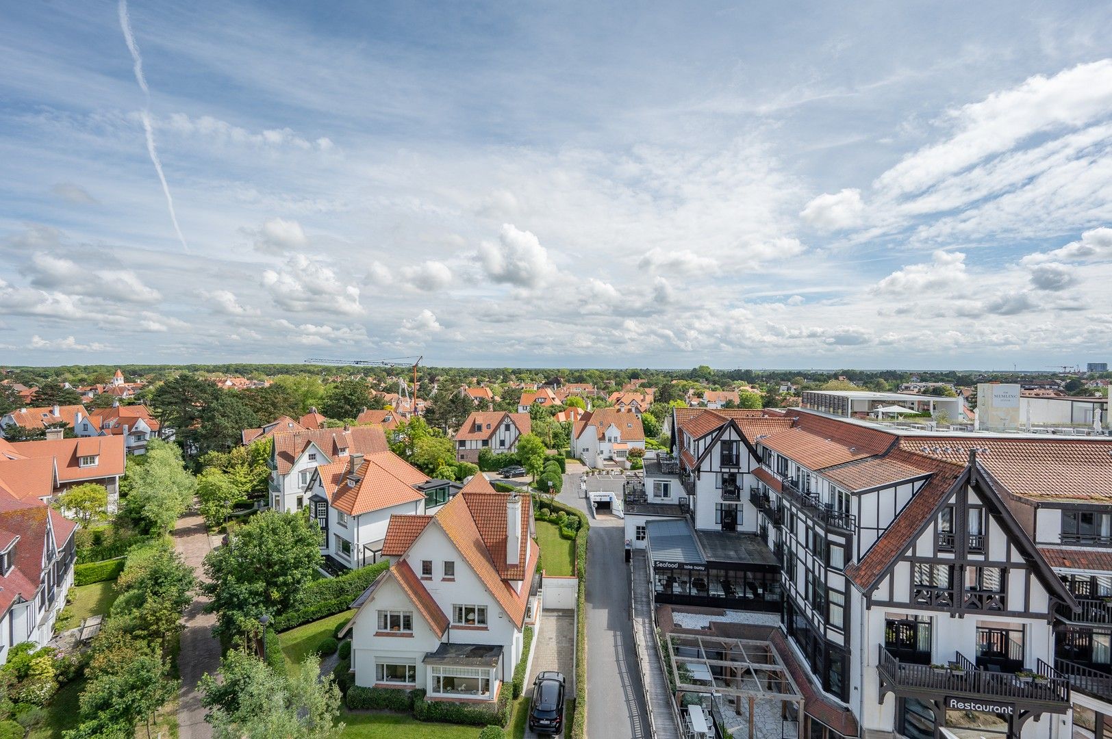 Prachtig hoekappartement op het Albertplein met luxe afwerking en unieke zichten op de omliggende villa's. foto 1