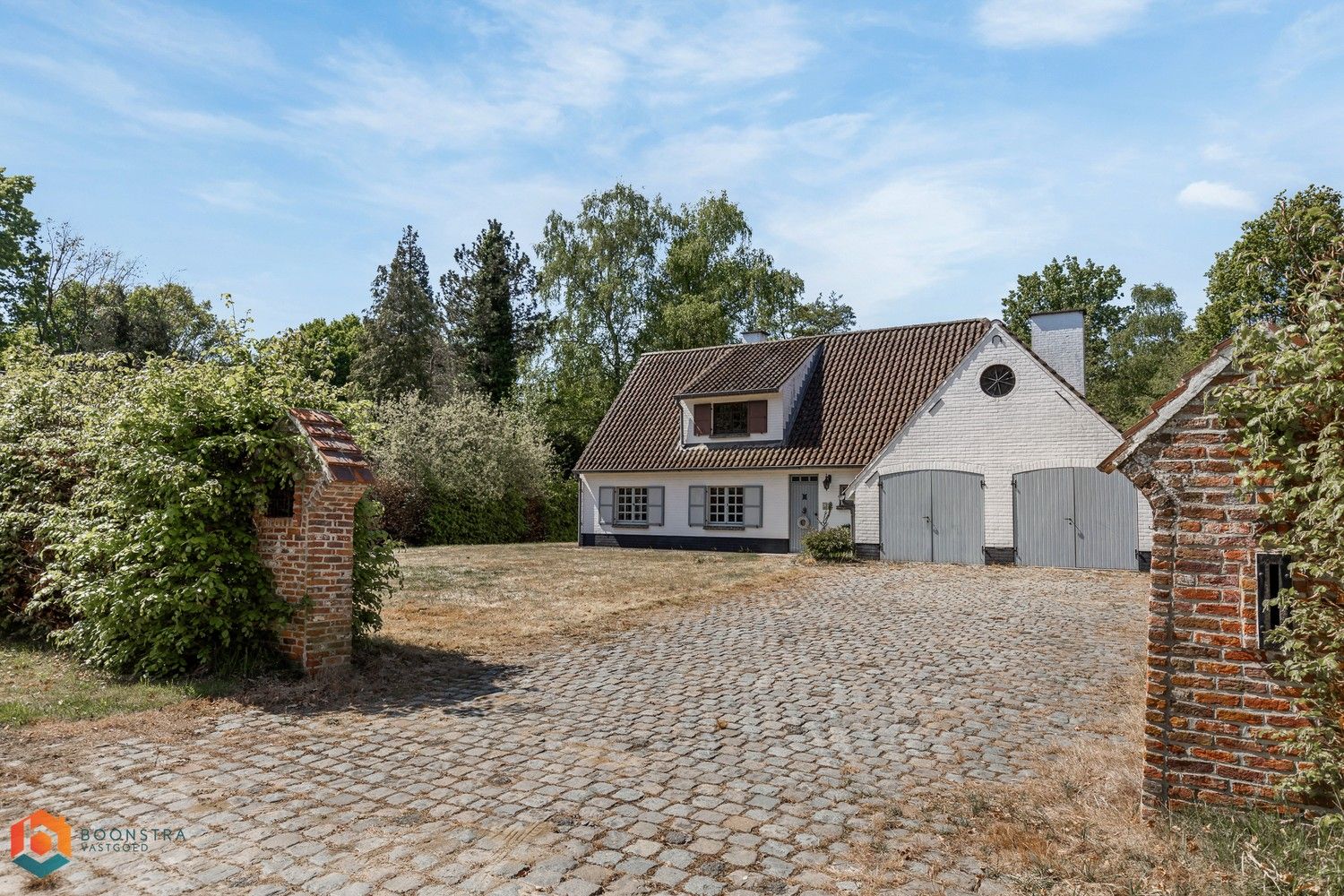Hoofdfoto van de publicatie: Landelijke Villa gelegen in groene omgeving met veel potentieel