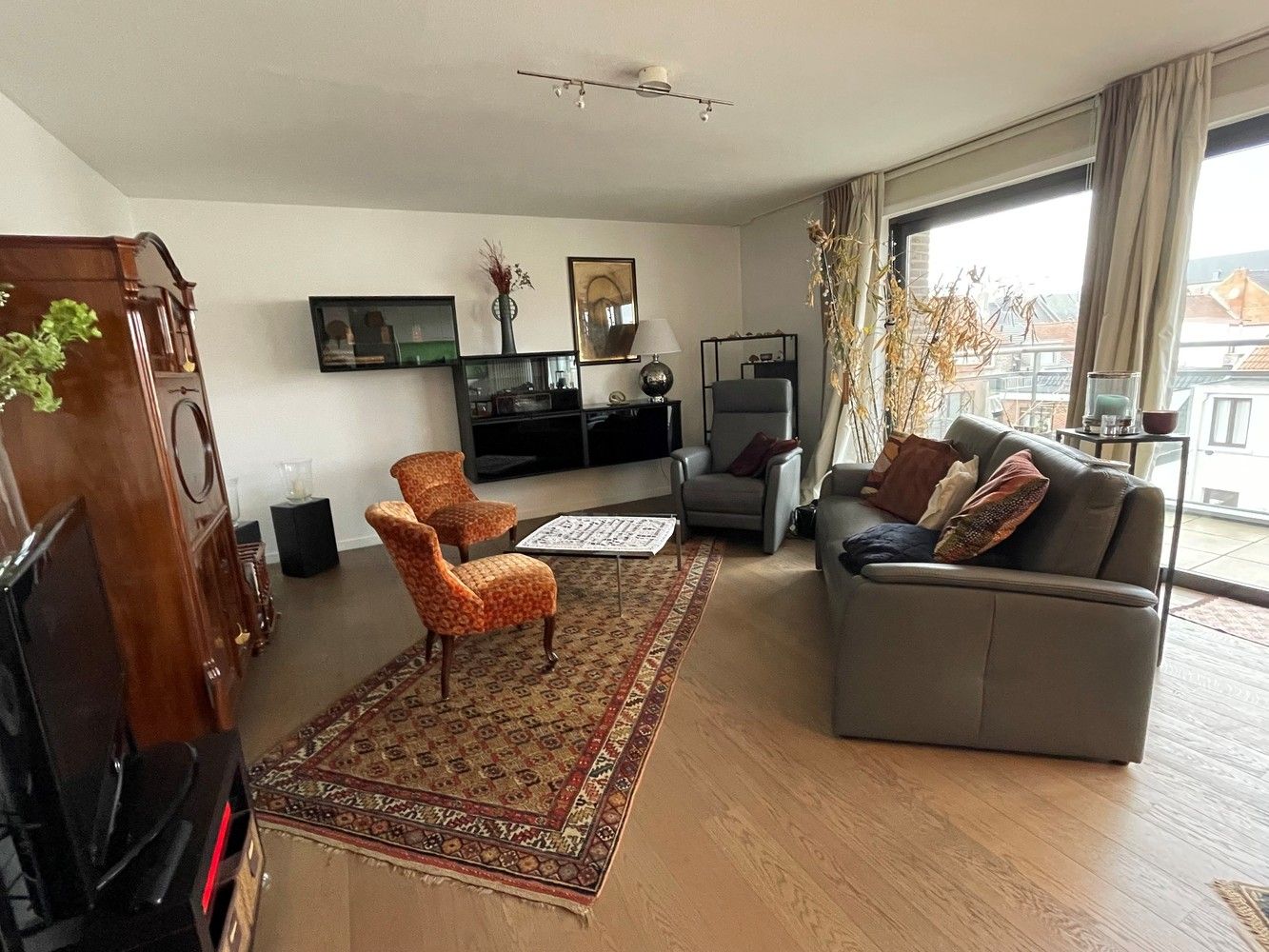 Gerenoveerd 3 slaapkamer appartement met garage foto 3