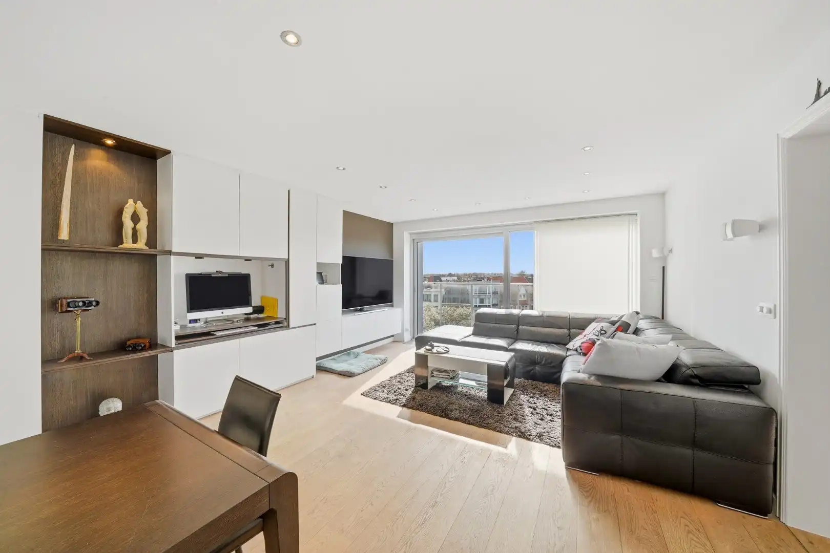 Ruim 3-slaapkamerappartement met 2 terrassen en vlotte bereikbaarheid foto {{pictureIndex}}