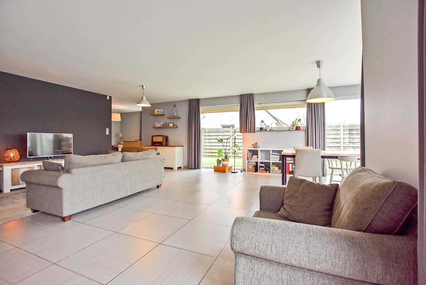 Ruime en lichtrijke villa te rustige woonwijk. foto 4