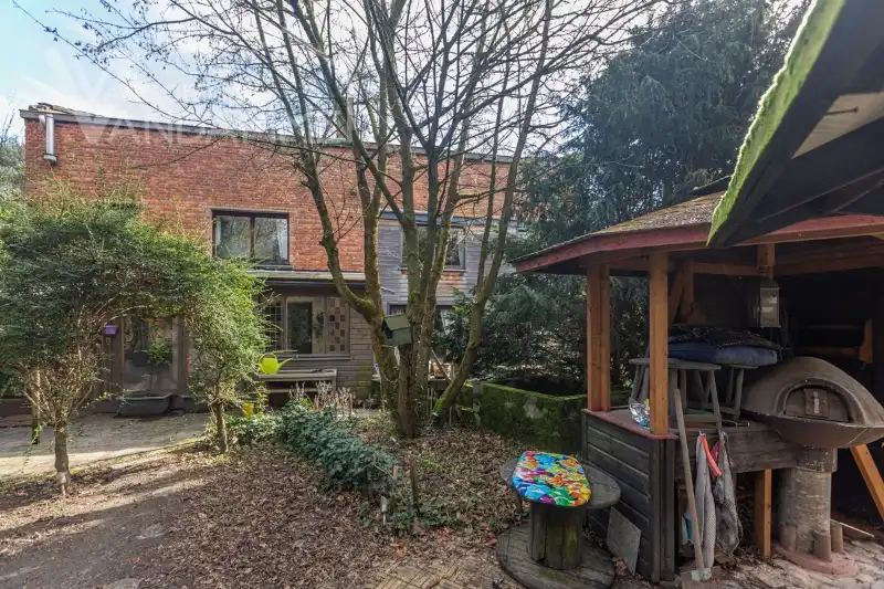 Magazijn/LOFT van +/- 300m² op een totale oppervlakte van 1826m² gelegen in woongebied. Mogelijkheid tot maken van grote loft/ 2 woningen/ ....onder voorbehoud goedkeuring stedenbouw! foto 9