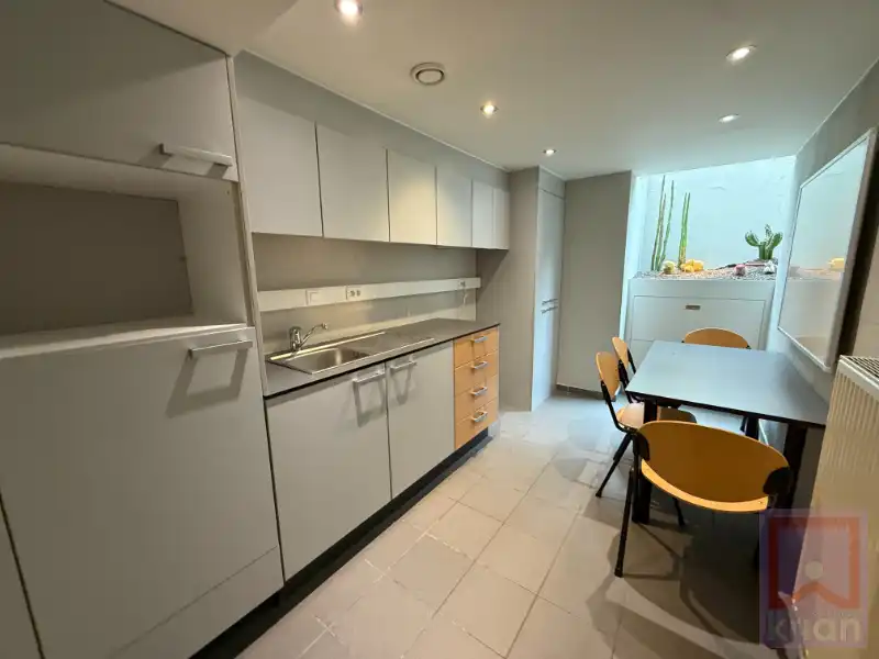 Stijlvol kantoor/handelspand op toplocatie centrum Geel met parking! foto 13