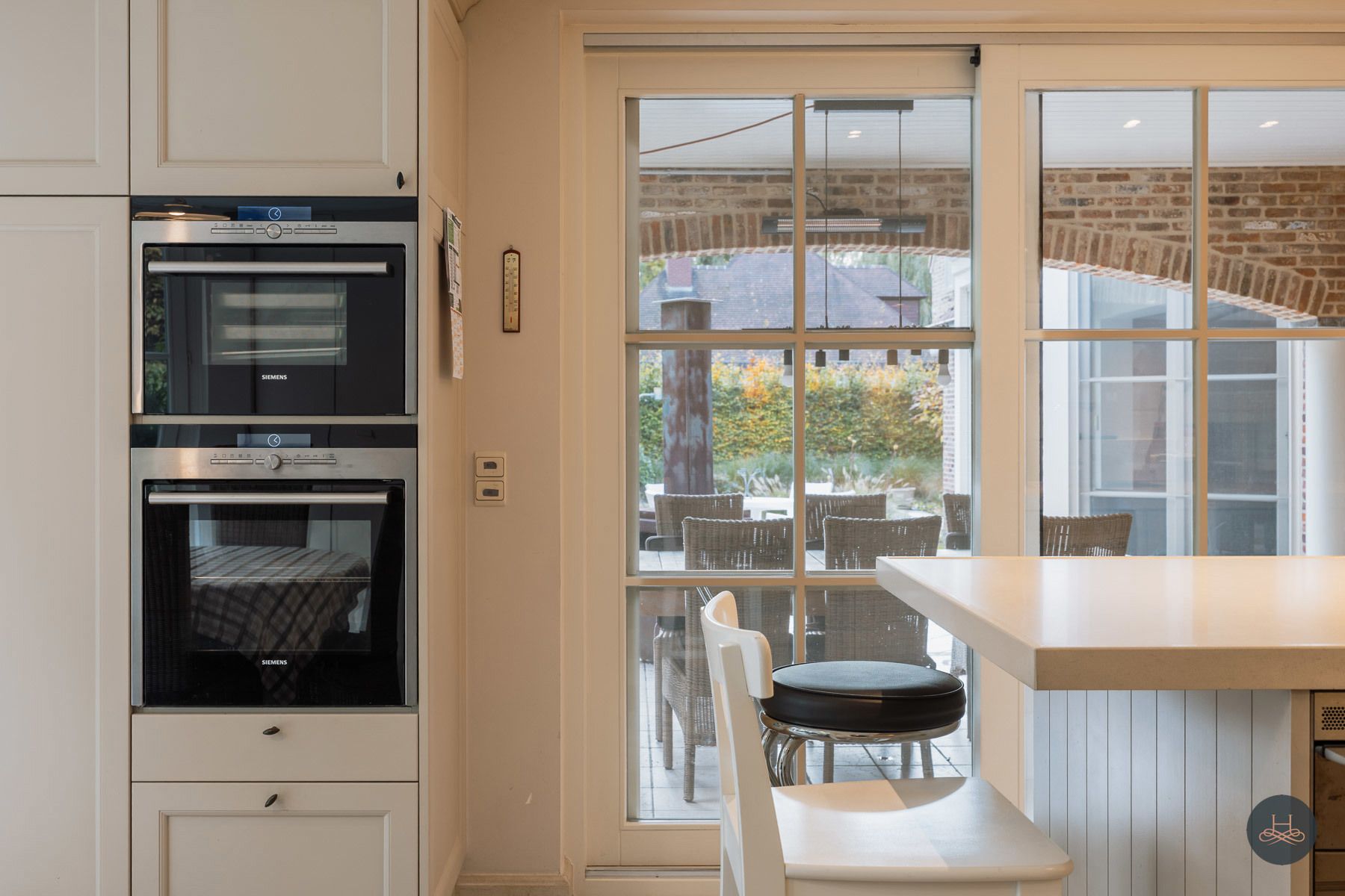 Riant landhuis met zwembad op ruim perceel in rustige wijk foto 15