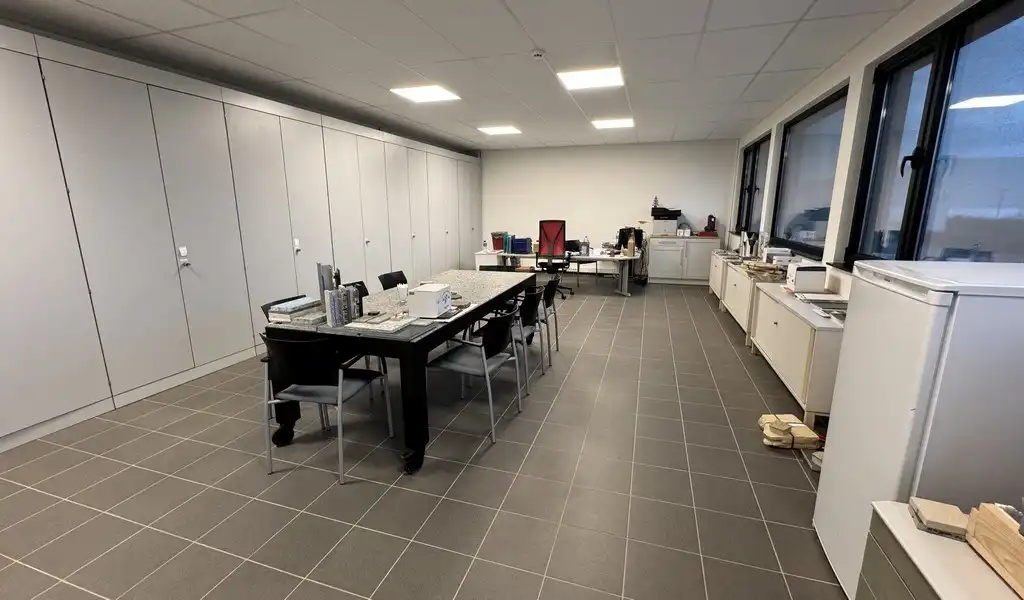 Logistieke loods met kantoren te huur in Bornem foto 11
