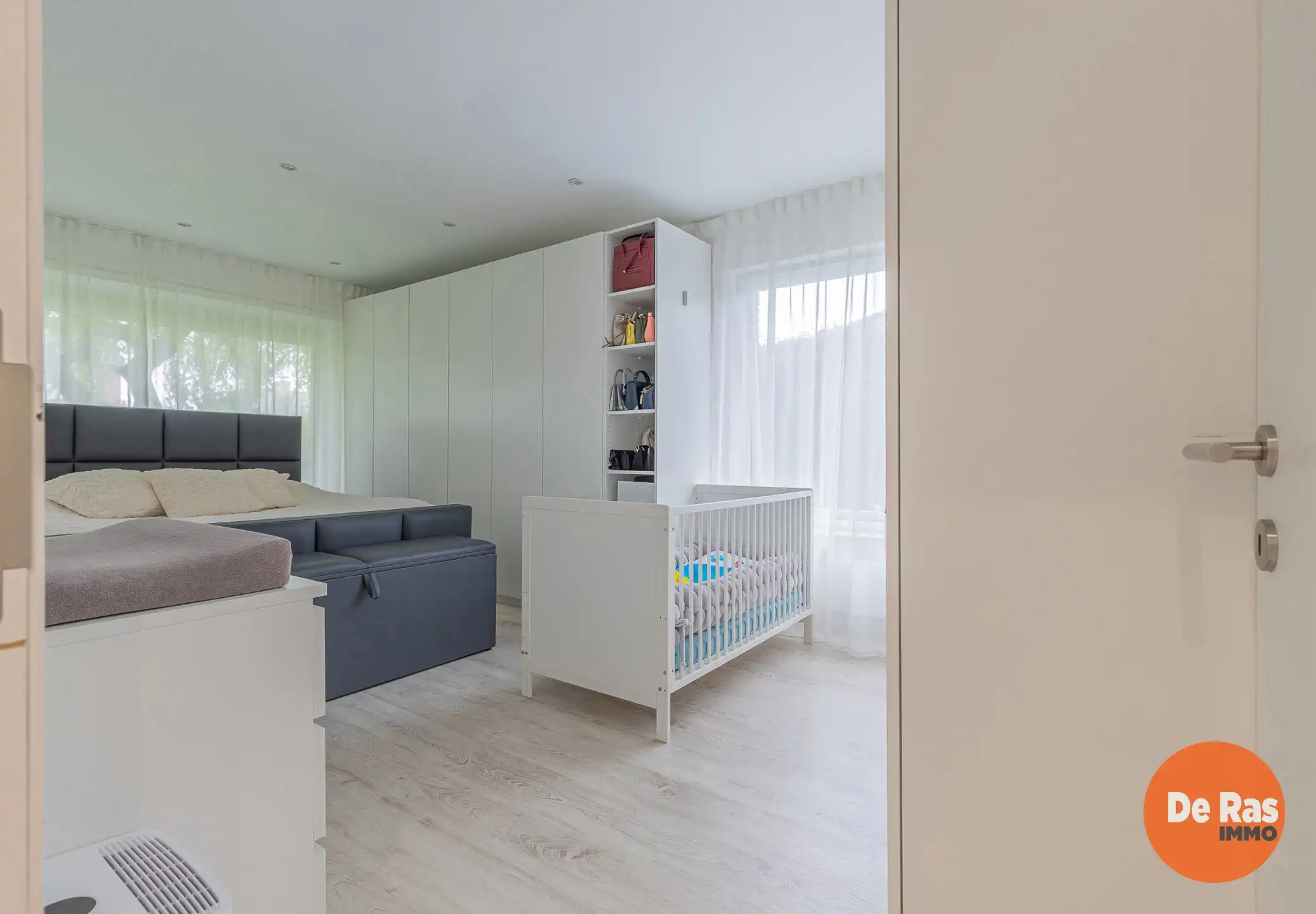 HERZELE  - Totaal gerenoveerde bungalow in rustige wijk foto 5