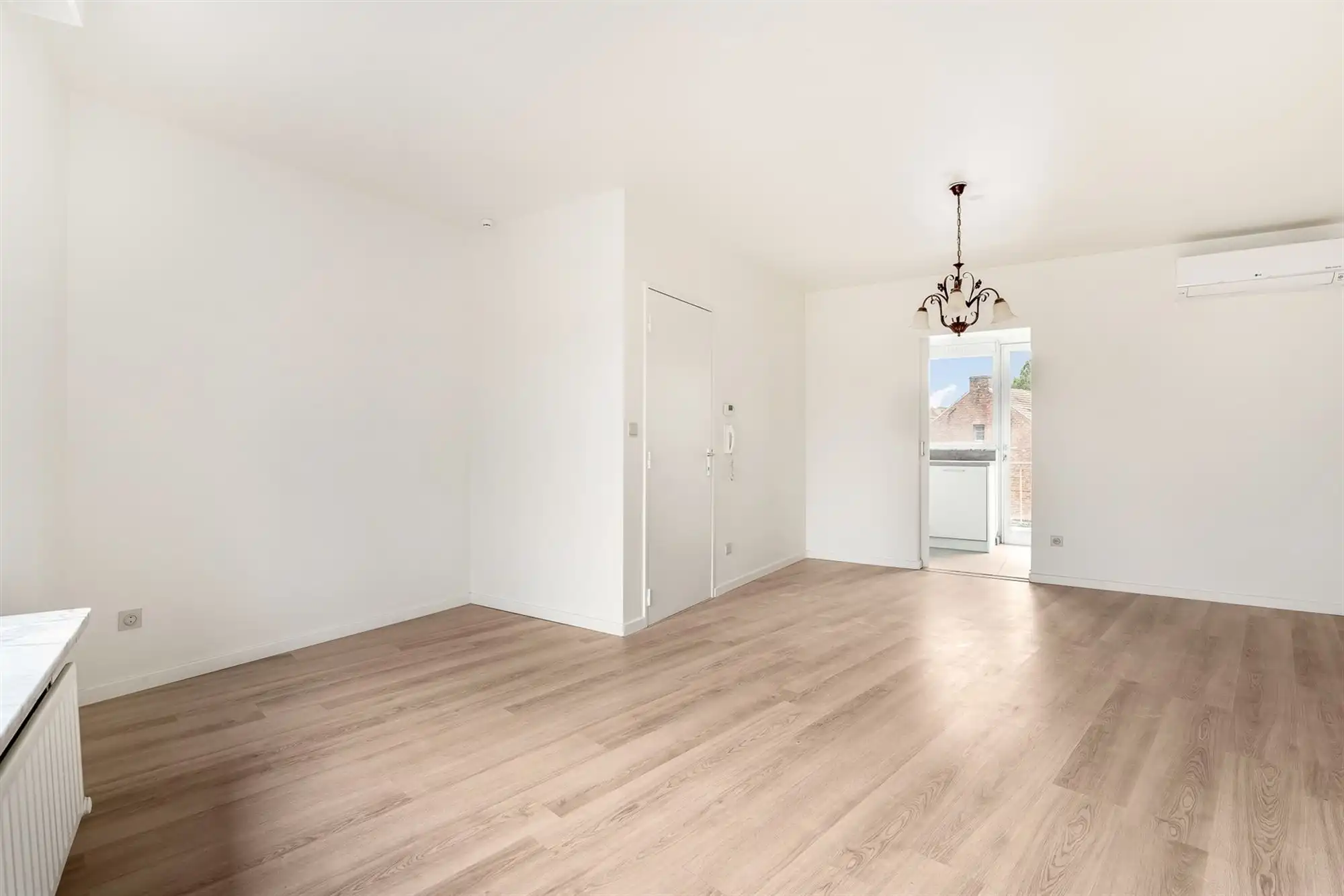 INSTAPKLAAR APPARTEMENT MET 2 SLPKS EN LIFT IN CENTRUM BALEN foto {{pictureIndex}}