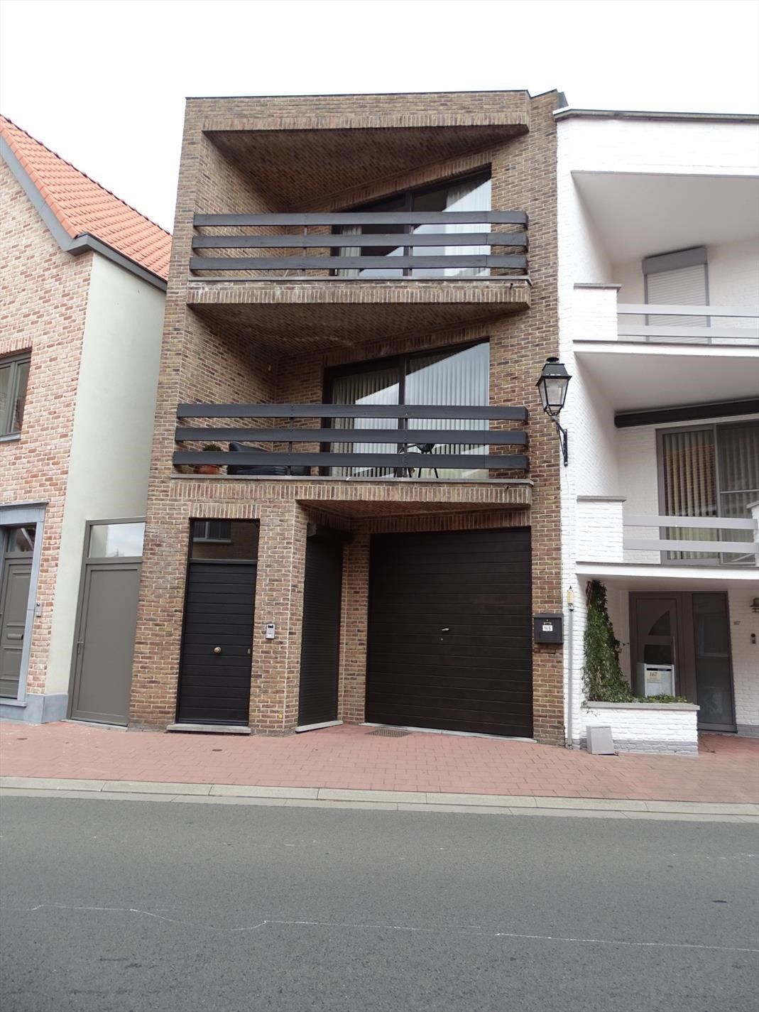 BEL-ETAGE met ZEER ruime garage/LOODS/werkplaats foto {{pictureIndex}}