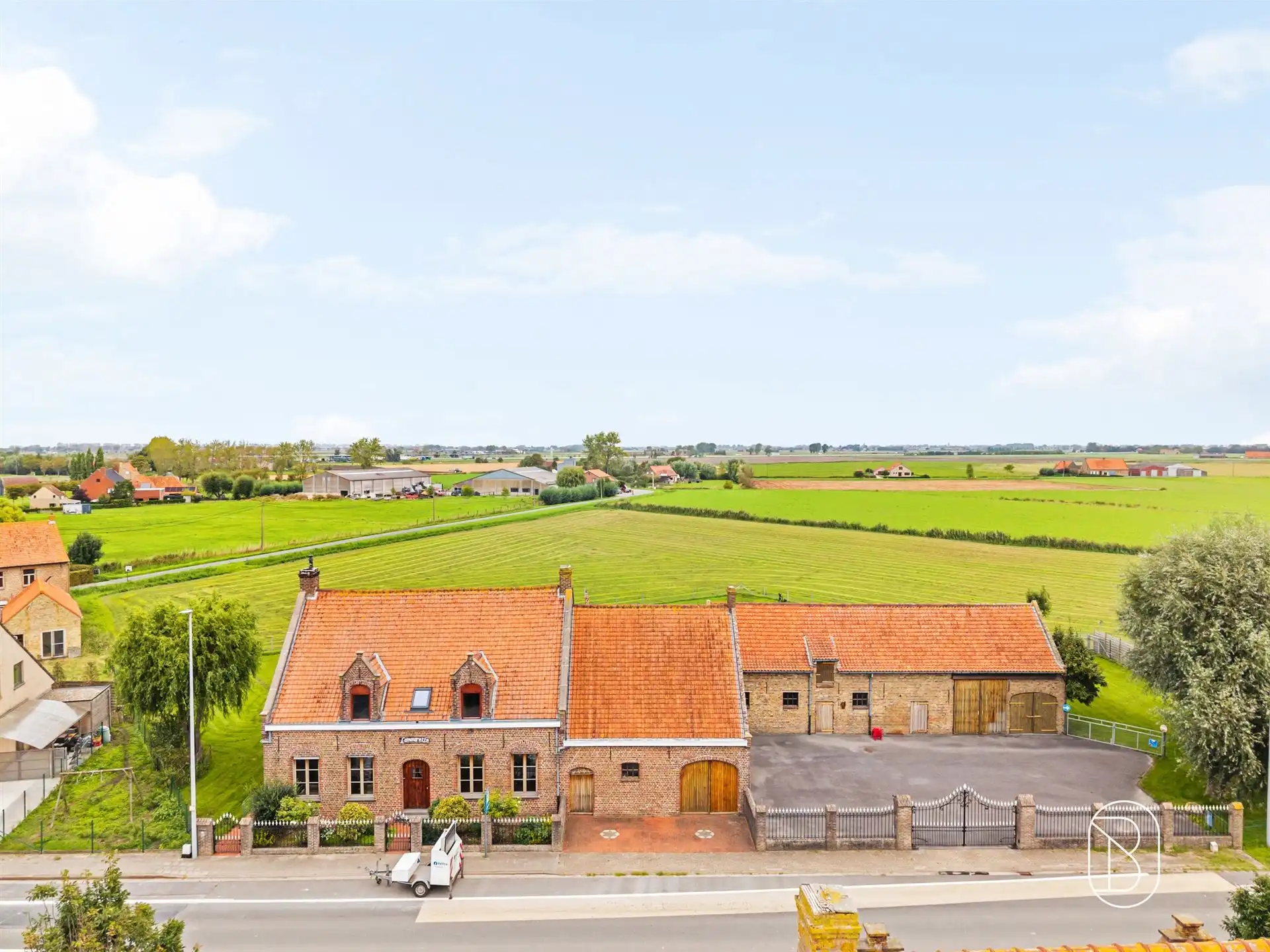 Karaktervolle hoeve met schuur en loods foto 2