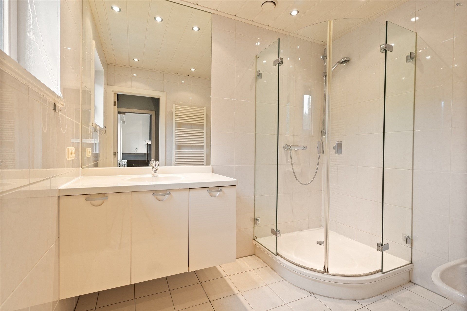 ruim en goed verzorgde woning met grote veranda  foto 11
