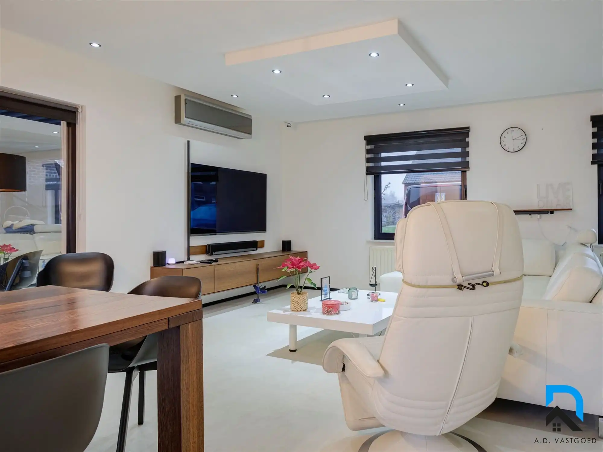 Ruime woning met prachtige tuin foto 5