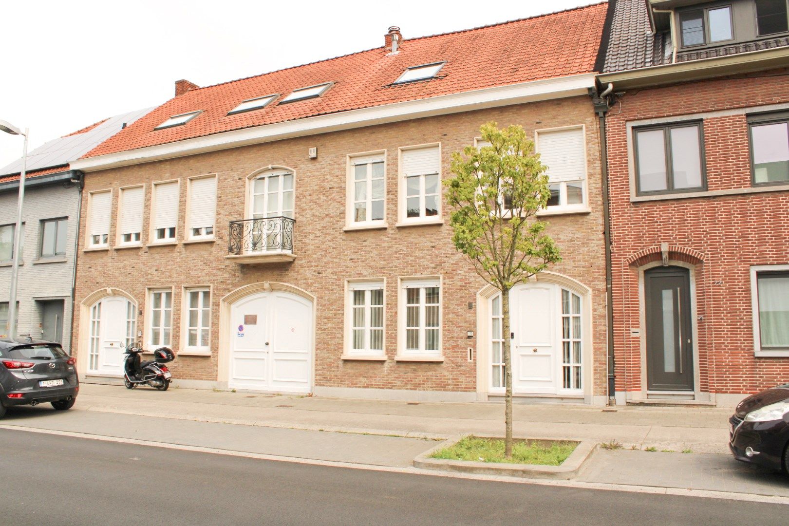 Bijzonder gunstig gelegen ruime gezinswoning met 4 slaapkamers, tuin én dakterras te koop nabij het centrum van Beveren-Waas foto 1