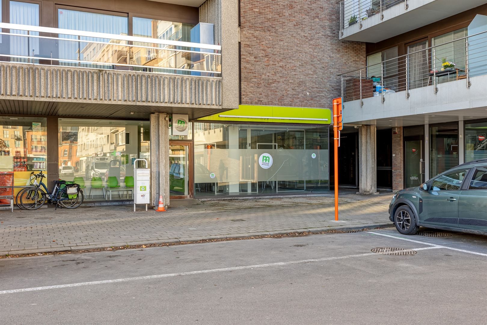 Kantoorruimte te koop in het centrum van Grimbergen foto {{pictureIndex}}