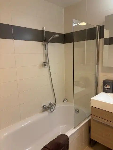 Ongemeubeld tweeslaapkamer-appartement in moderne residentie in Mariakerke foto 15