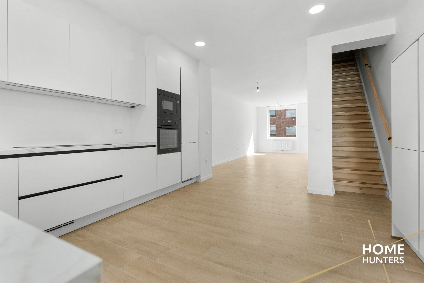 Volledig gerenoveerde woning (anno 2025) met 3 ruime slaapkamers, ruime garage + tuin te Ieper foto 7