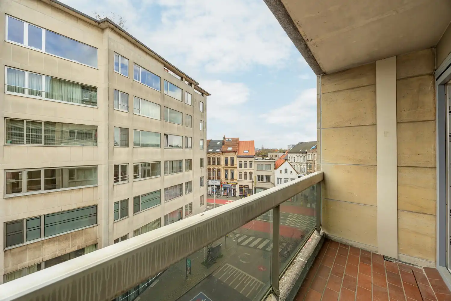 Instapklaar 2-slpk appartement van  83m² met terras op toplocatie! foto 10