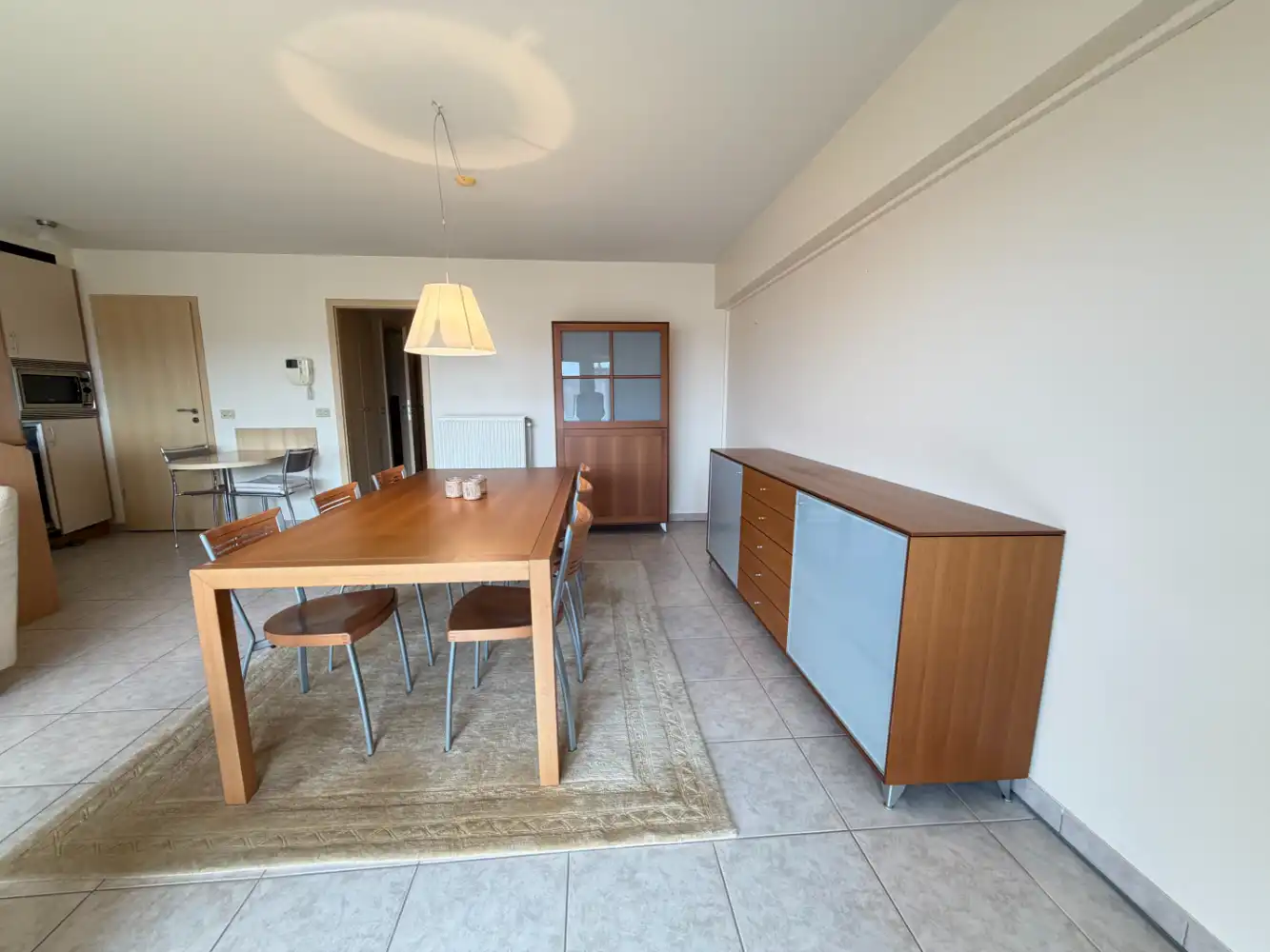 Instapklaar appartement met groot terras en twee slaapkamers. Garage bij te huren in hetzelfde gebouw. foto 3