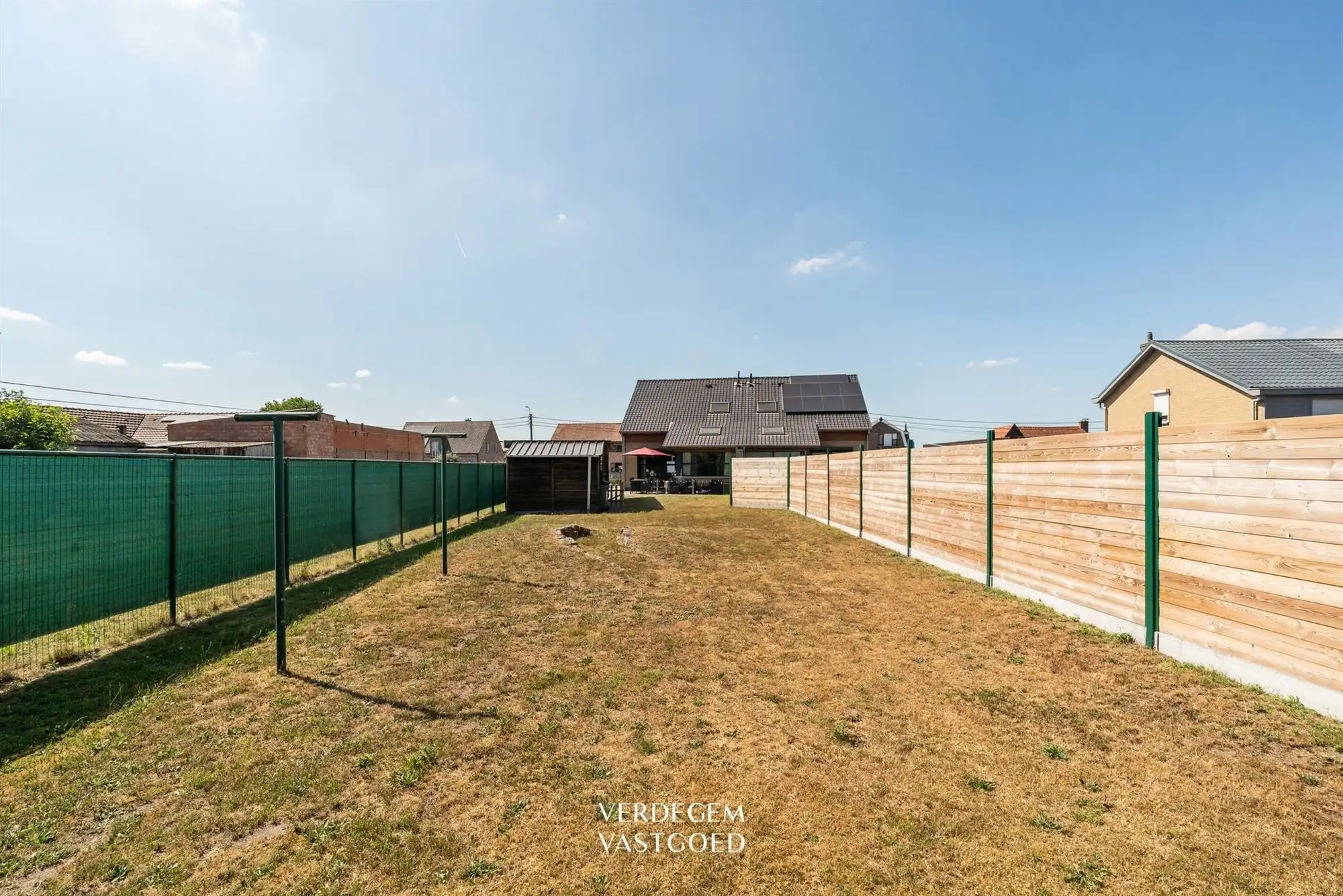 Instapklare woning met 3 slaapkamers, grote tuin en carport foto 15