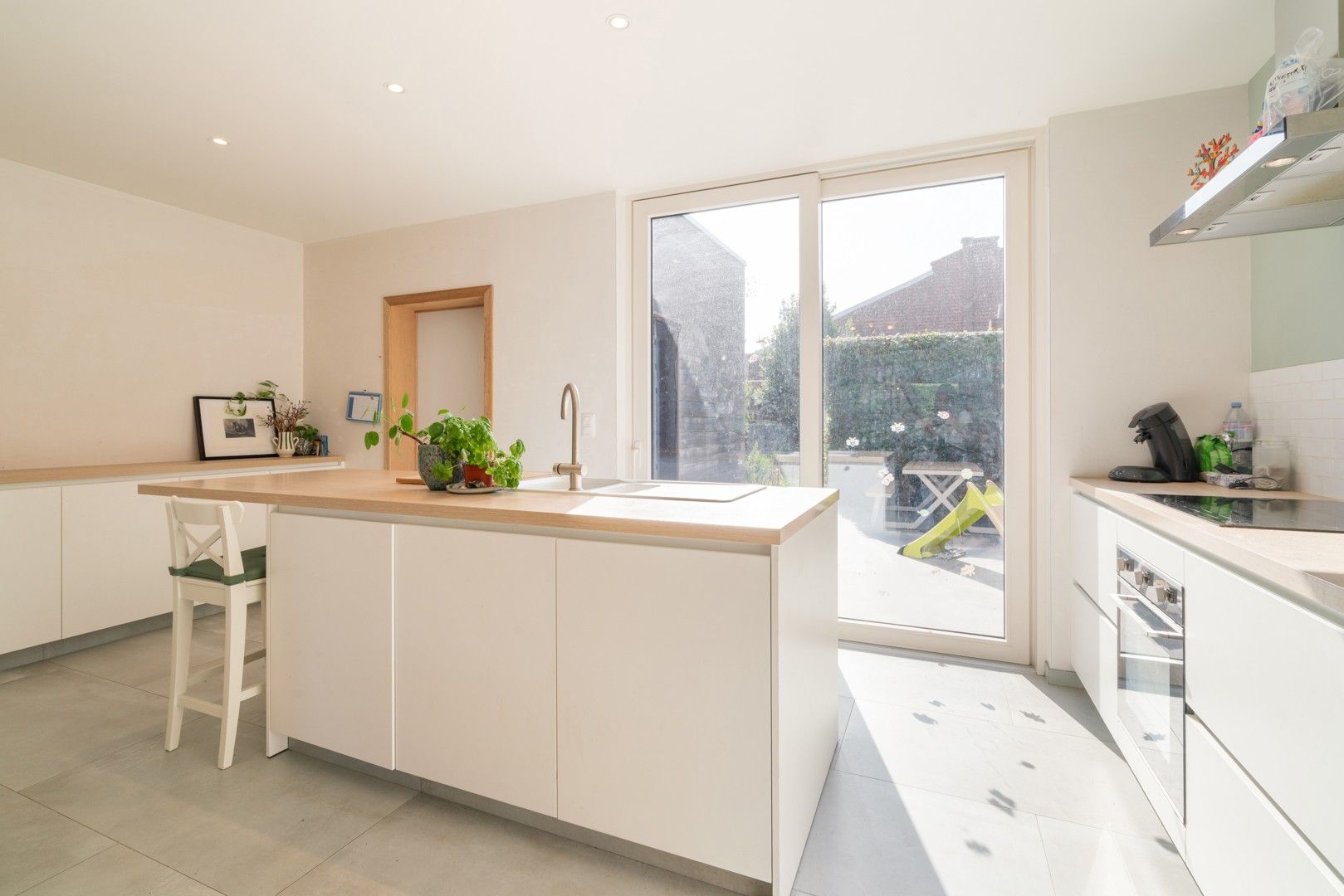 Lichtrijke, volledig gerenoveerde woning op rustige locatie met vlotte bereikbaarheid foto 5