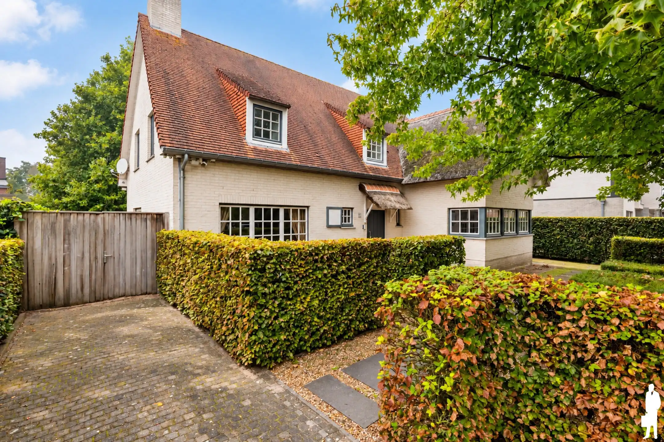 Knap afgewerkte villa op ca. 2.602m² grond, 4 slpk en 2 bdk, te Meersel-Dreef foto {{pictureIndex}}
