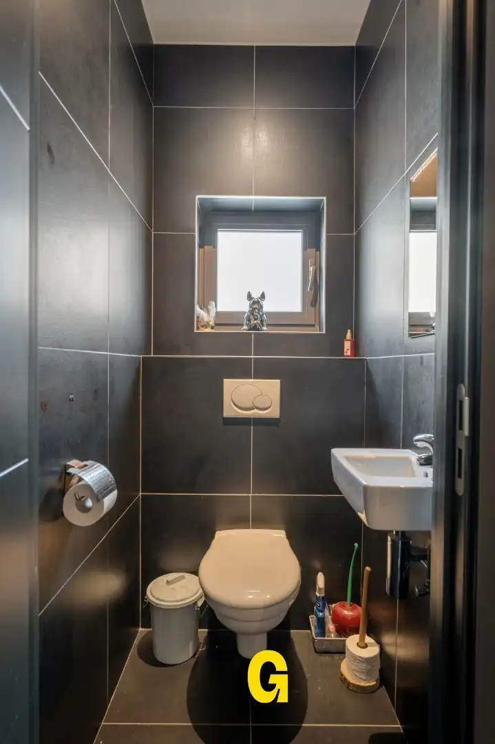 Knap afgewerkte rijwoning met 4 slaapkamers, 2 badkamers en standplaats met ruime kelderberging  foto 7