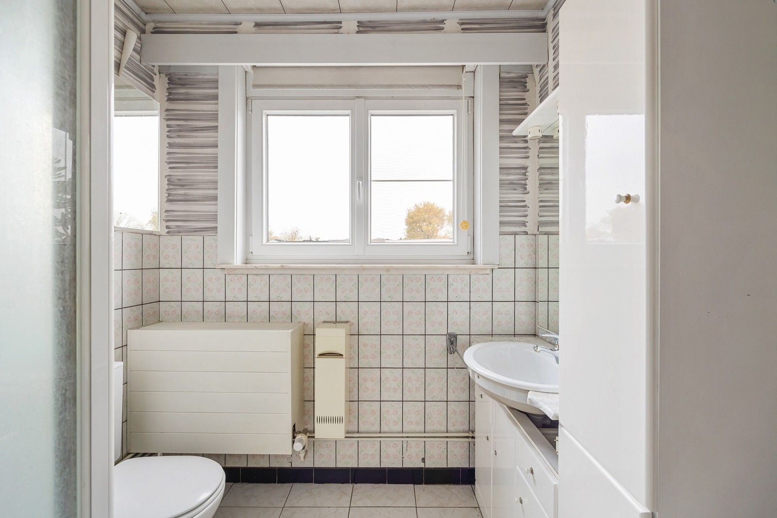 Complete hoekwoning met praktijkruimte/kantoor en 2 aparte opritten of te gebruiken als zorgwoning. foto 10