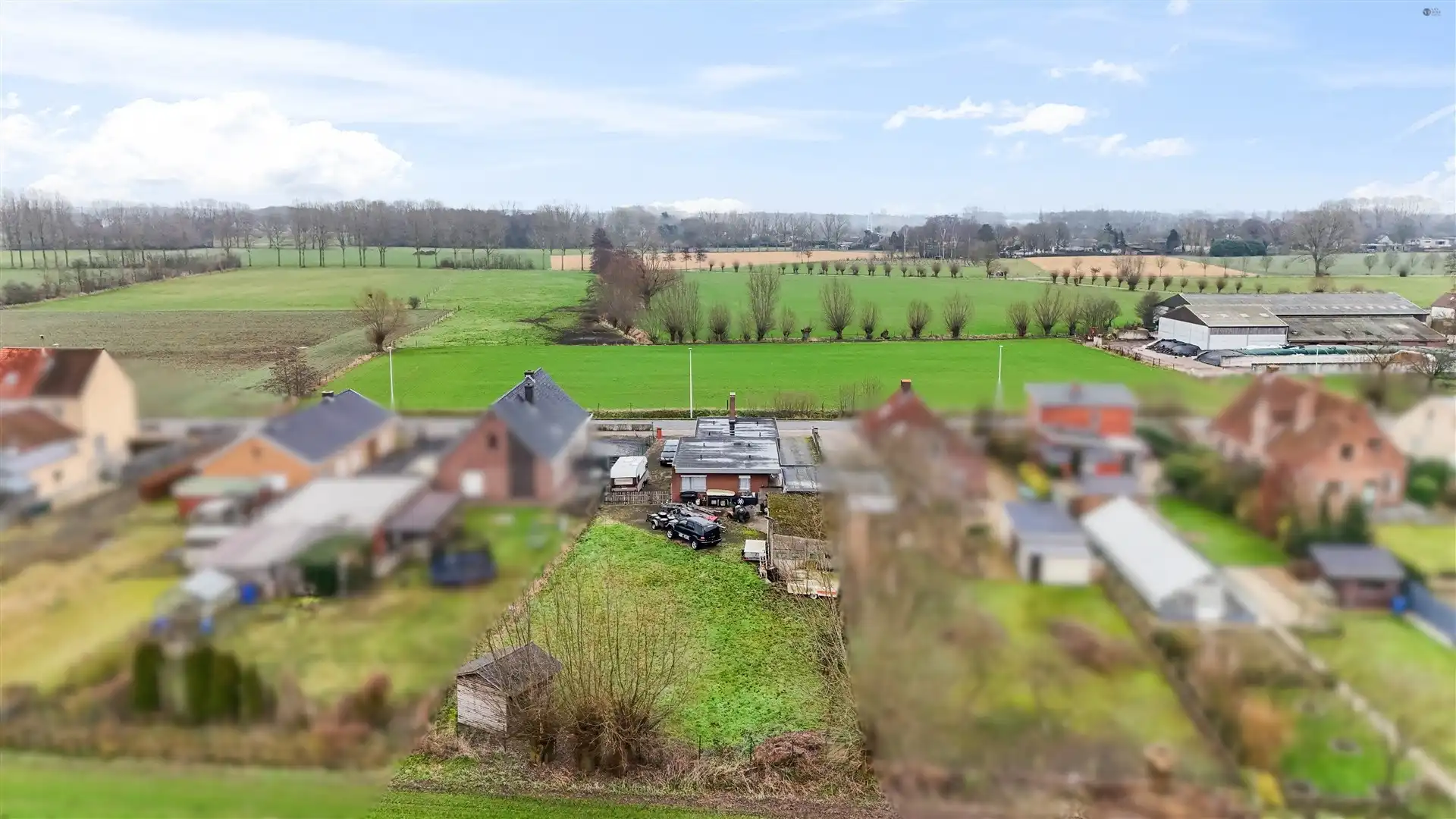 Hoofdfoto van de publicatie: Te renoveren bungalow op een ruim stuk grond