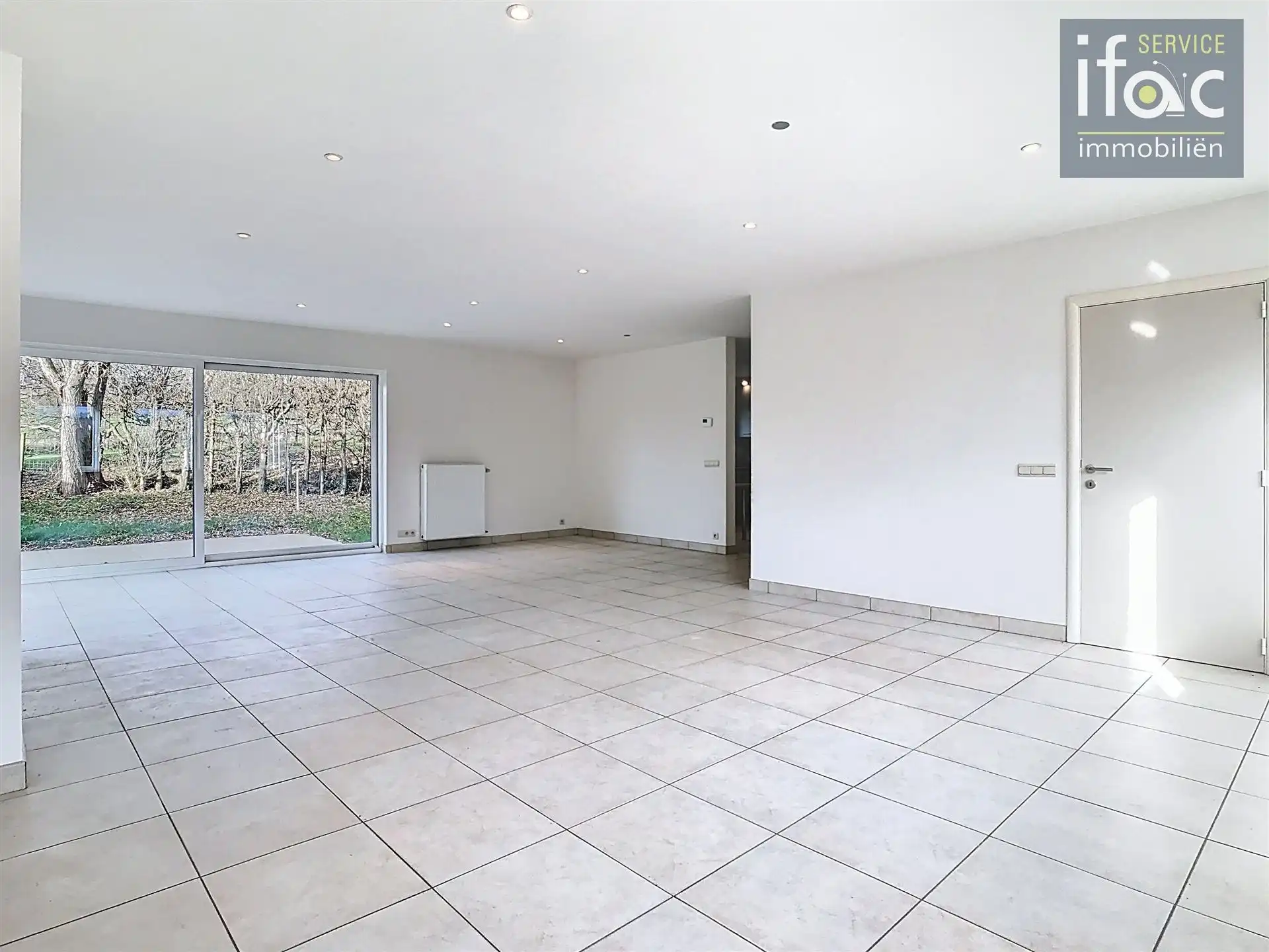 Villa met 4 slaapkamers, 2 badkamers, tuin en garages foto 5