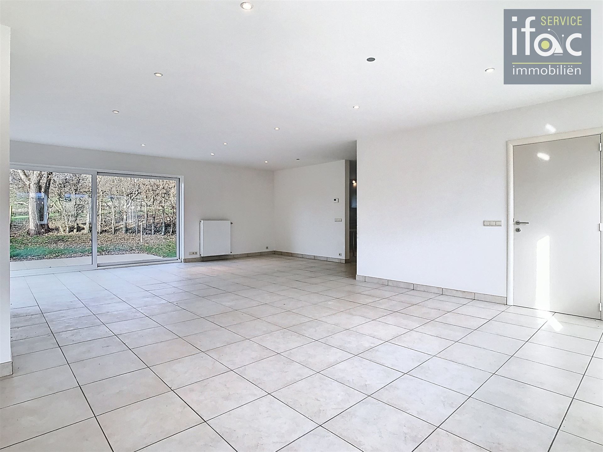 Villa met 4 slaapkamers, 2 badkamers, tuin en garages foto 5