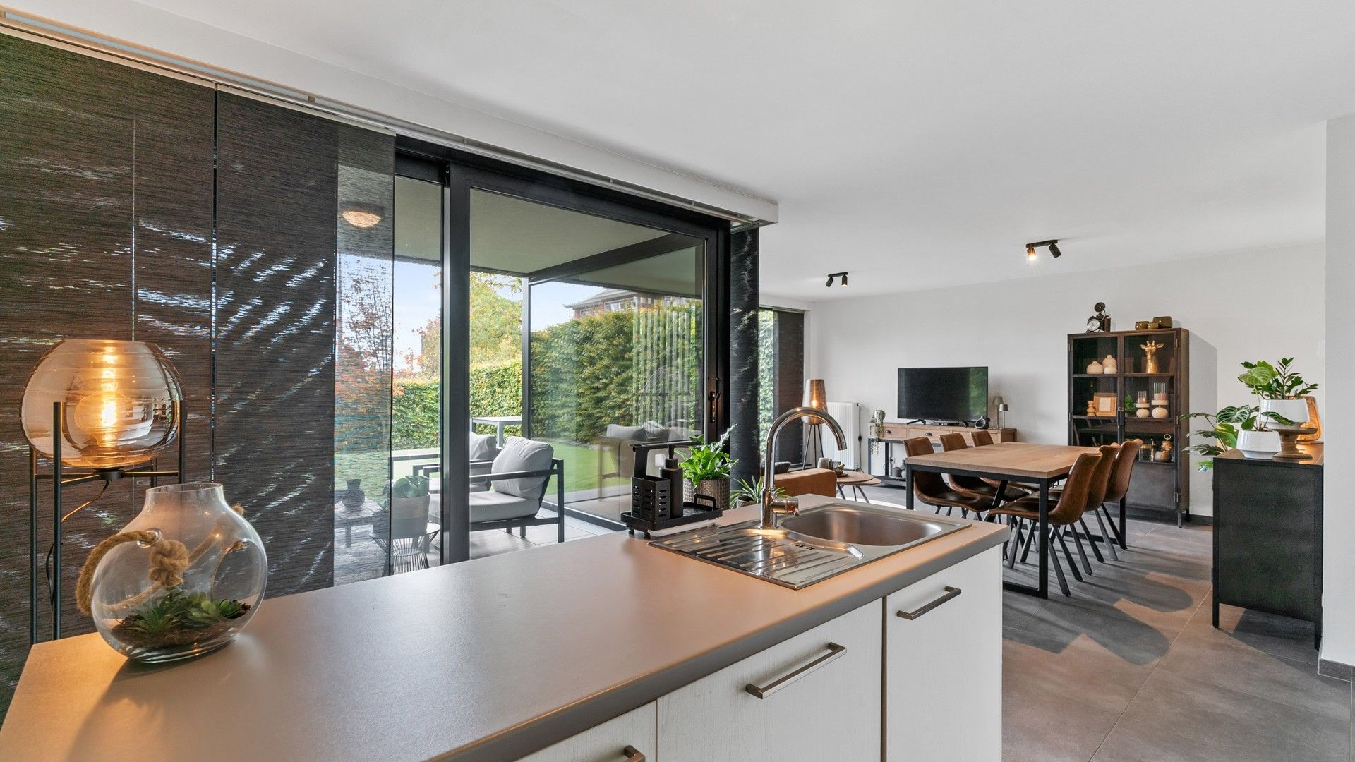 Gelijkvloers appartement met 2 slaapkamers, terras en tuin. Inclusief parking en kelderberging. foto 7