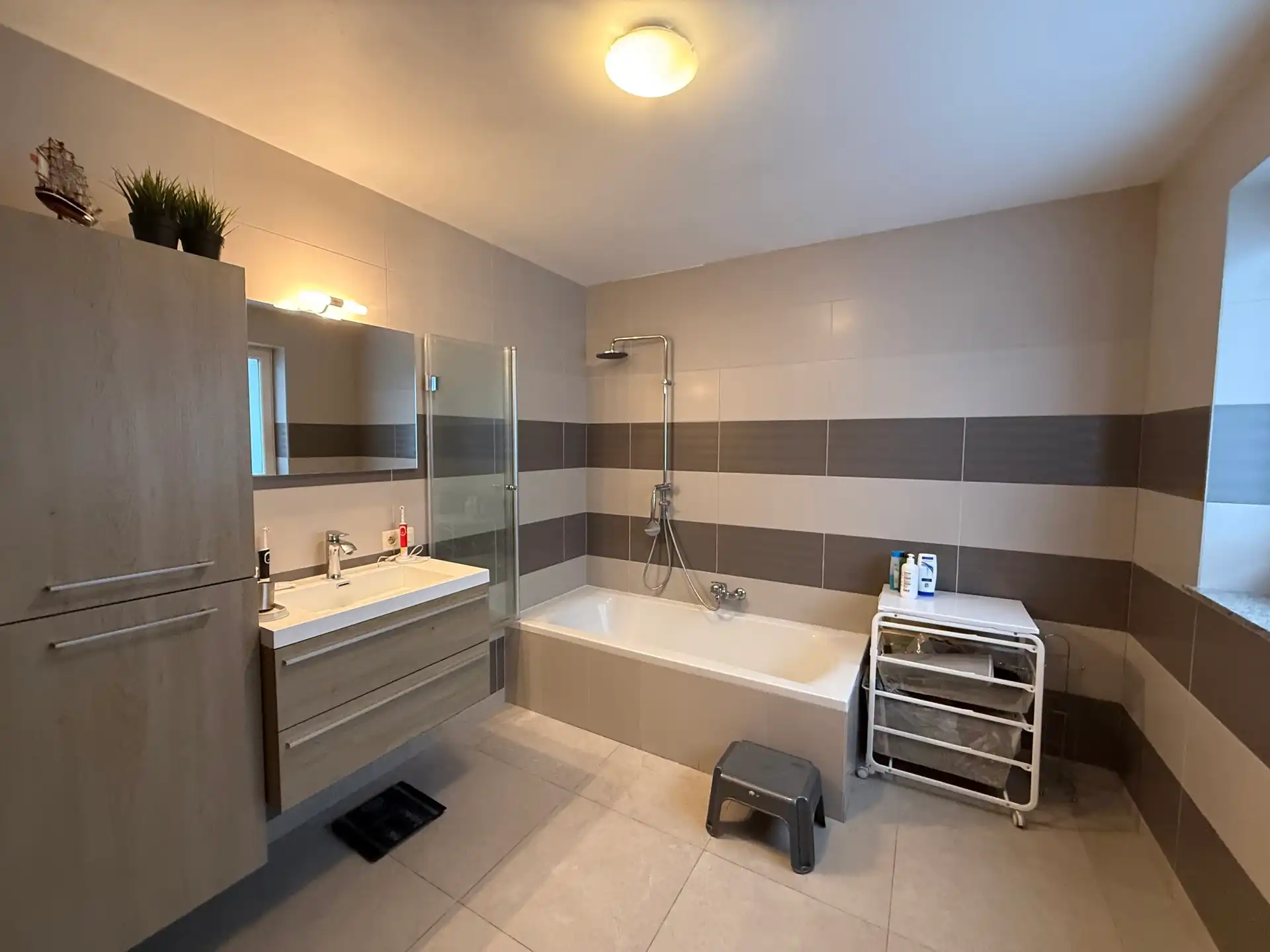 LEDE - Ruime, recente woning in de dorpskern. foto 12