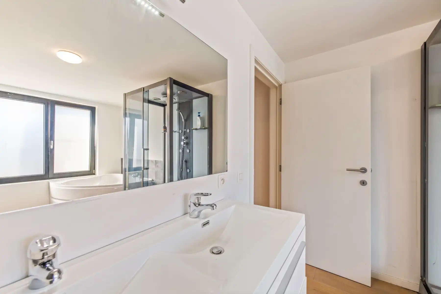 Ruime duplex met zonnig terras en garage/loods foto 15
