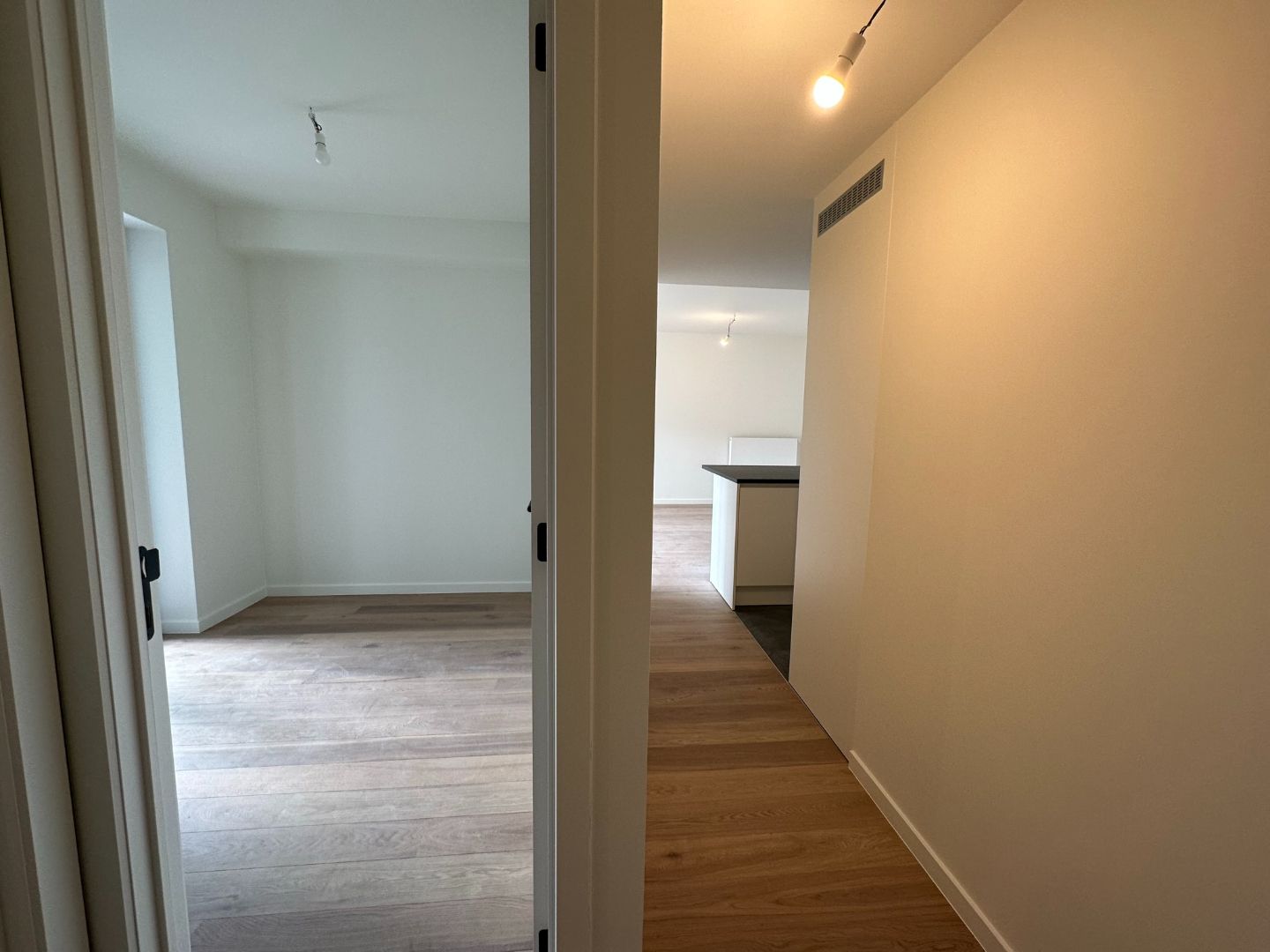 Modern appartement met uitzicht op een sfeervolle binnentuin foto 12