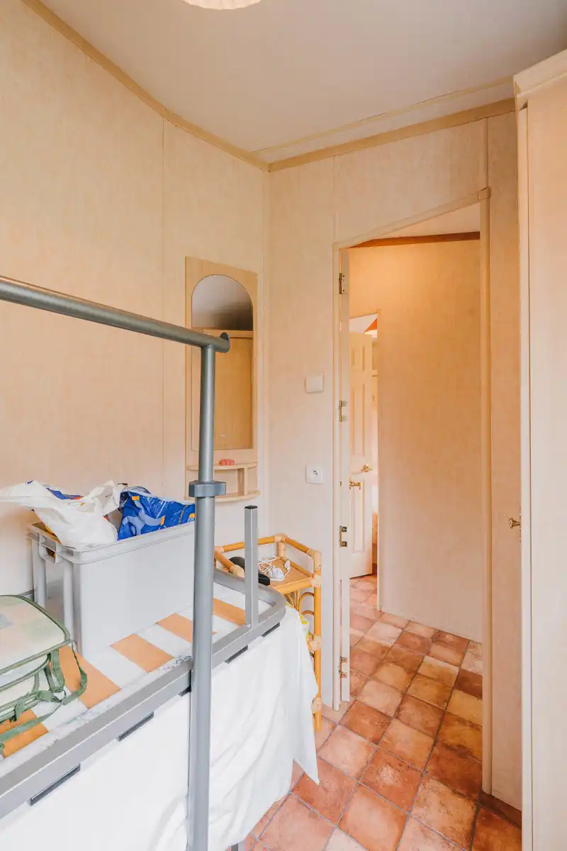 Prachtige agrarische tuin met caravan foto 23