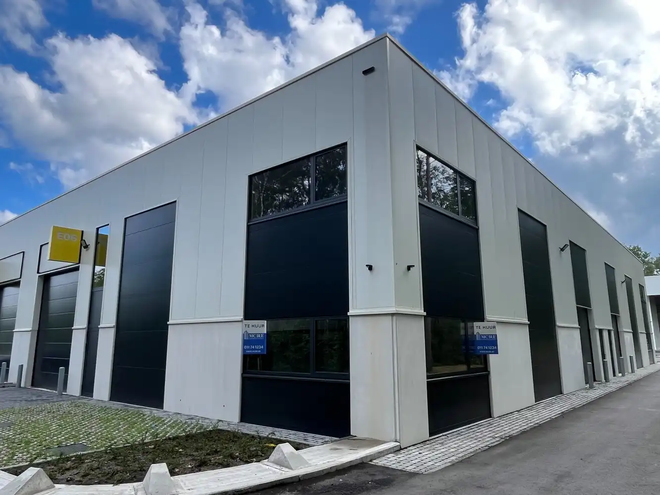 KMO-unit 358m² foto {{pictureIndex}}