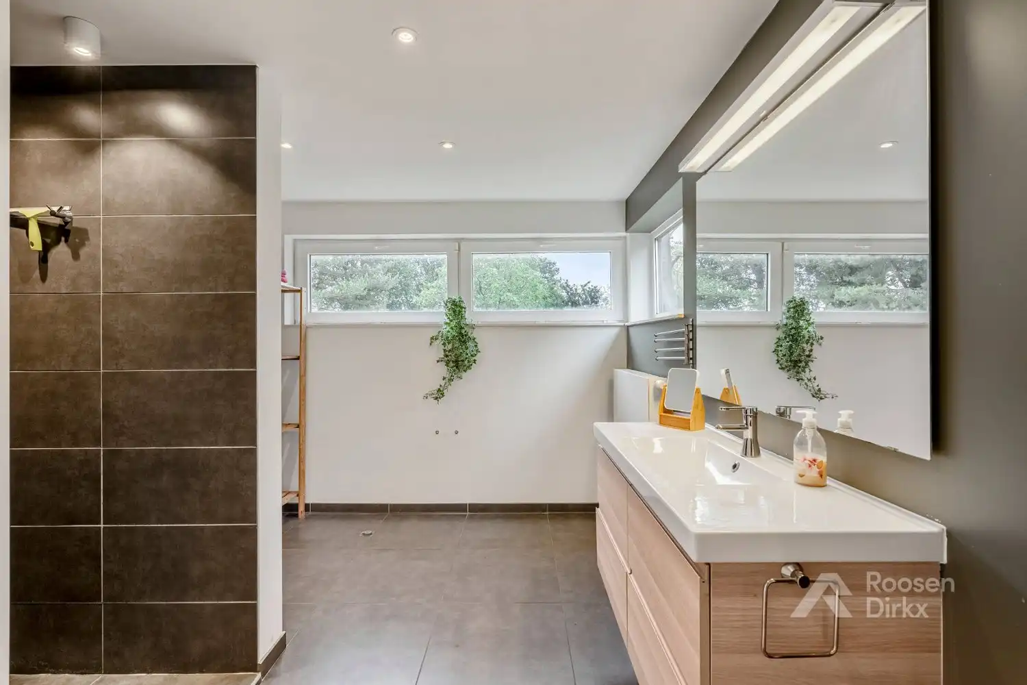 Gezinswoning met stijlvolle architectuur op wandelafstand van natuurgebied foto 20