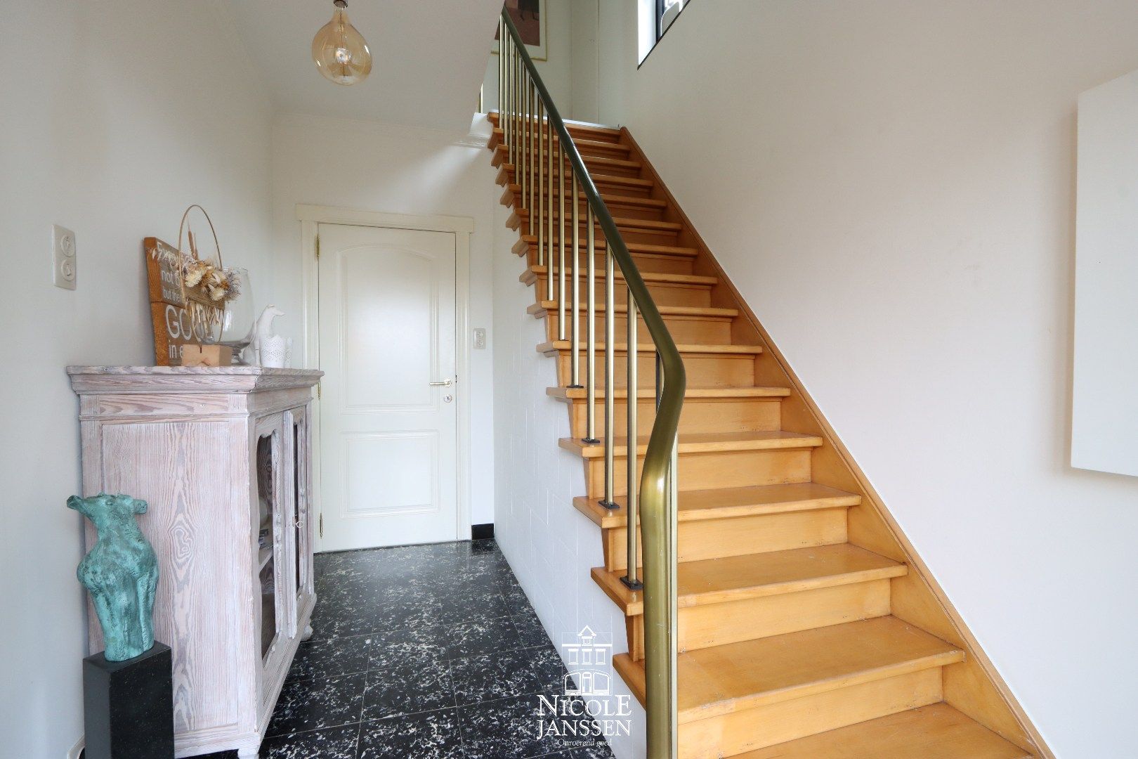 Ruime gezinswoning met loods  foto 2