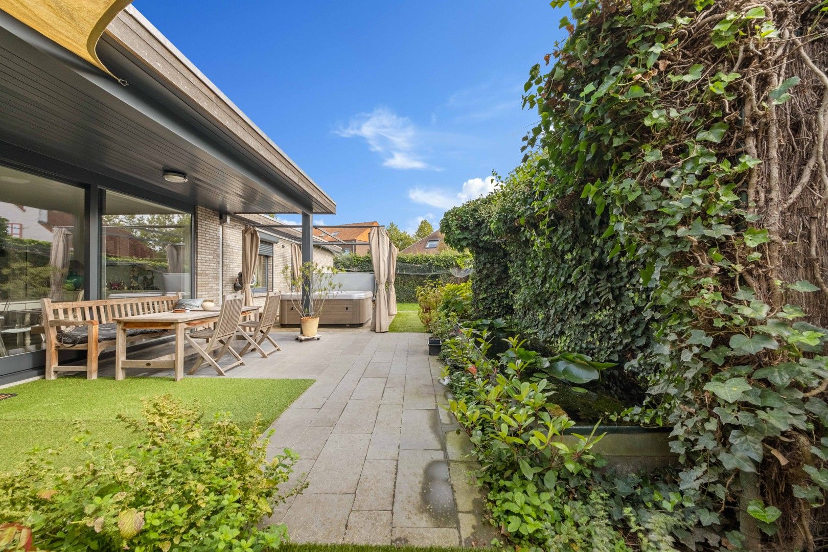 Instapklare bungalowvilla met zwembad en tijdloze architectuur. foto 2