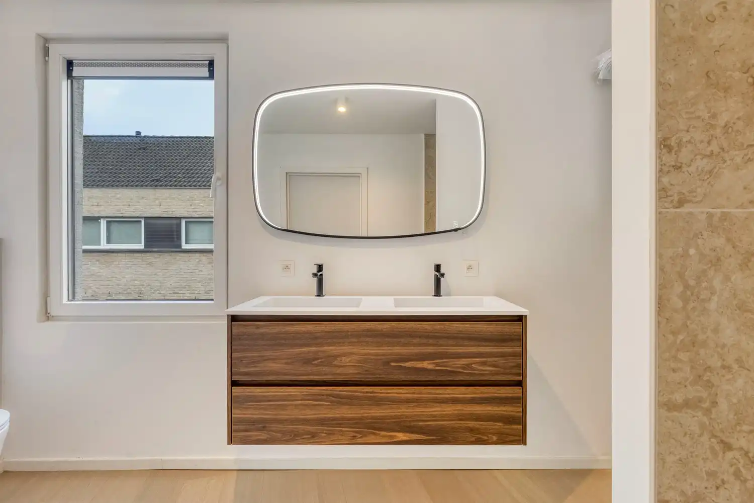 Charmante vernieuwbouwwoning met 3 slaapkamers en koer foto 10
