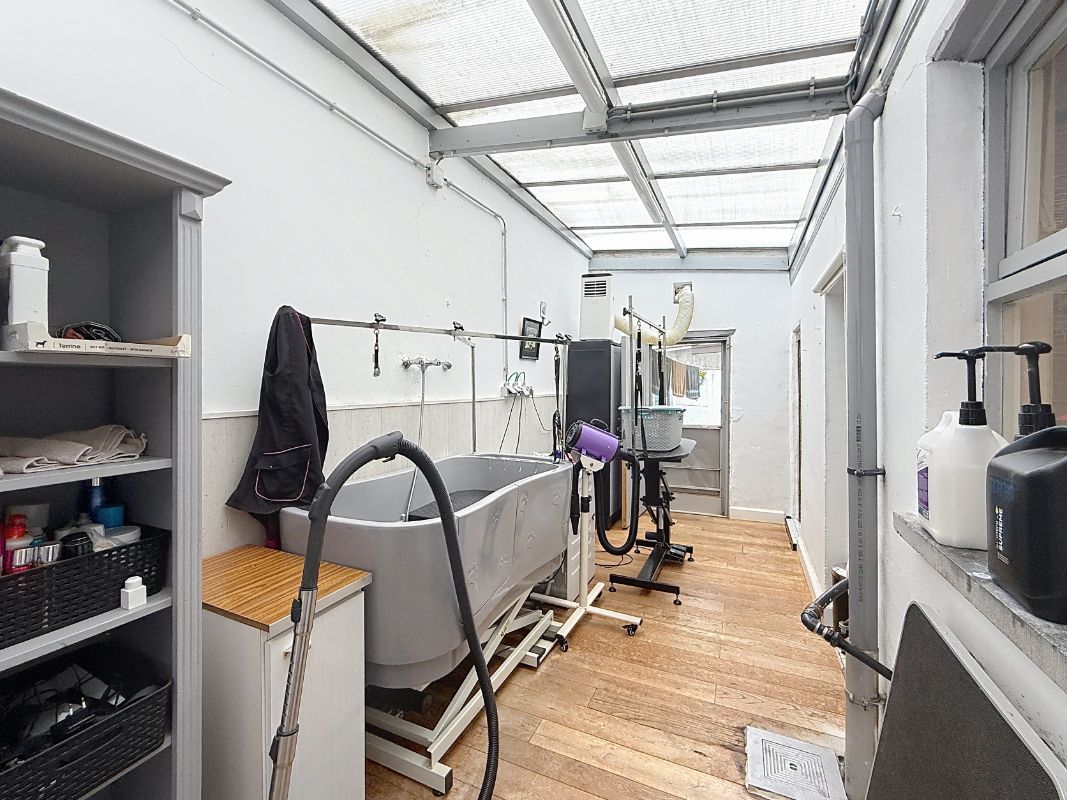 Investerings -of starterswoning met uitweg achteraan. foto 8