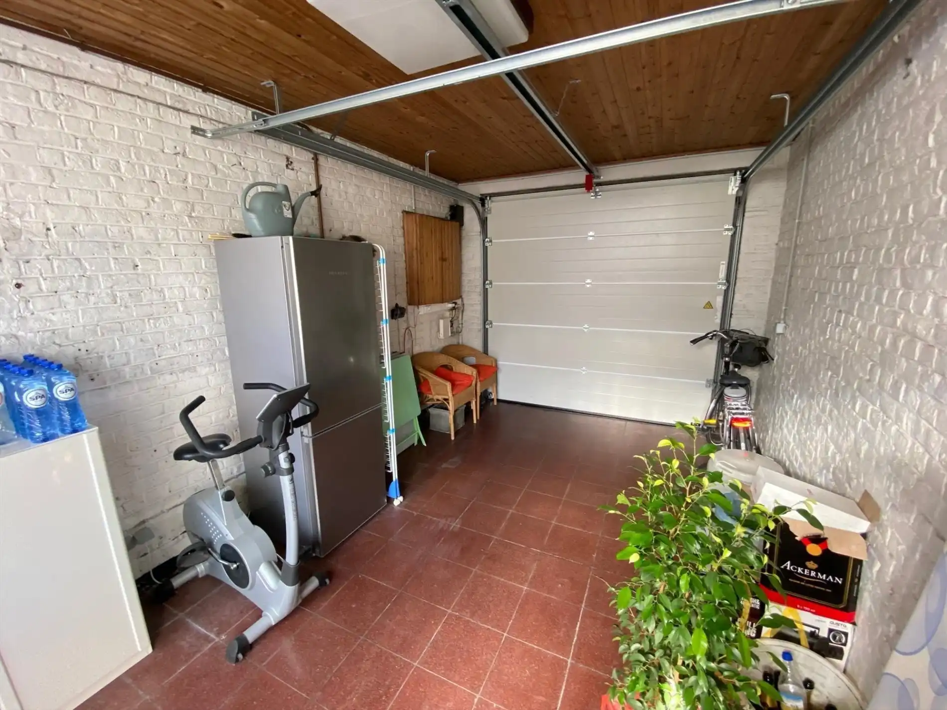 Instapklare hoekwoning met 2 garages 'TE KOOP' te Oeselgem. foto 6