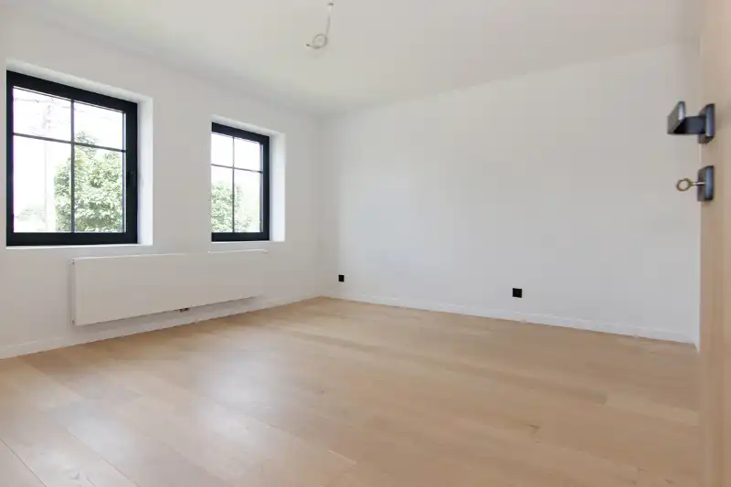 Zeer ruime, totaal gerenoveerde halfopen bebouwing in een rustige, doodlopende straat op centrale locatie! foto 26