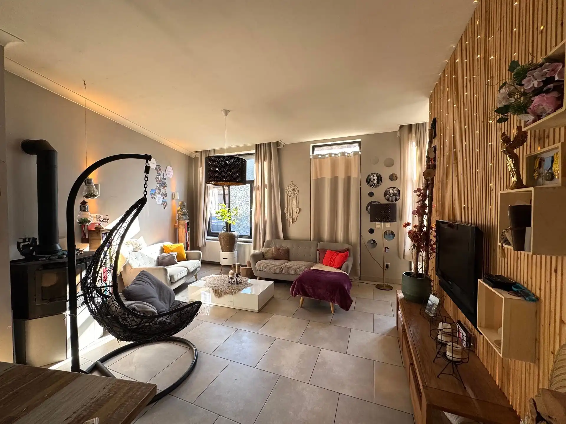 Instapklare halfopen woning met 3 (mogelijk 5) slaapkamers in Maasmechelen foto {{pictureIndex}}